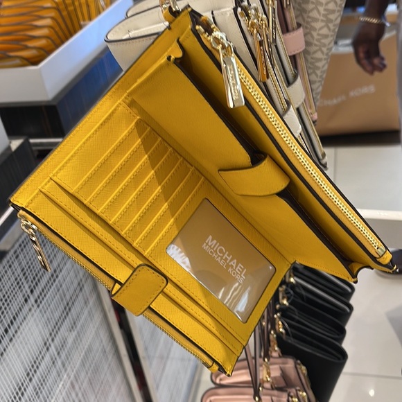 Michael Kors Jet Set Travel Large Double Zip Leather Wristlet phone holder
NWT - Picture 5 of 16